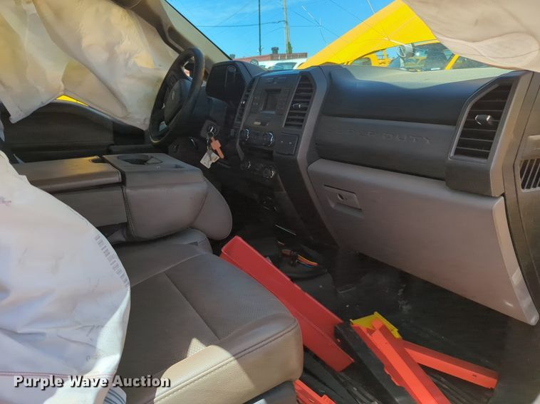 image for item NZ9581 2018 Ford F350 Super Duty  utility bed pickup truck