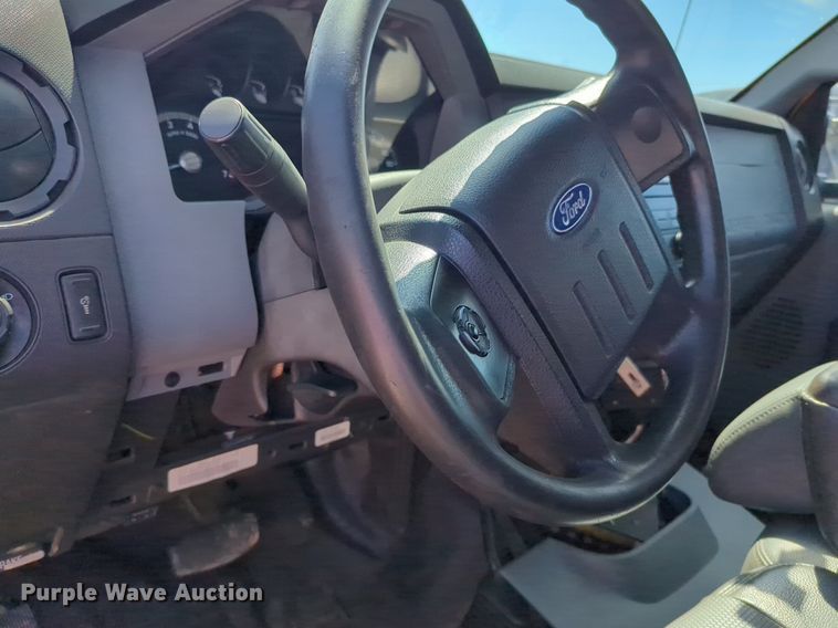 image for item NZ9586 2015 Ford F350 Super Duty utility bed pickup truck