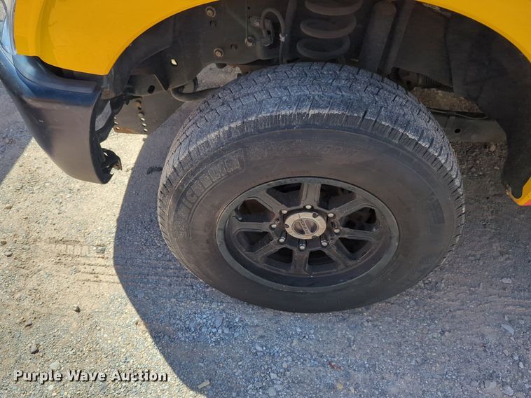 image for item NZ9586 2015 Ford F350 Super Duty utility bed pickup truck