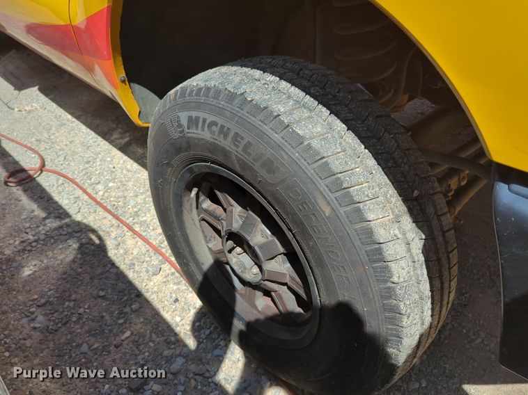 image for item NZ9586 2015 Ford F350 Super Duty utility bed pickup truck