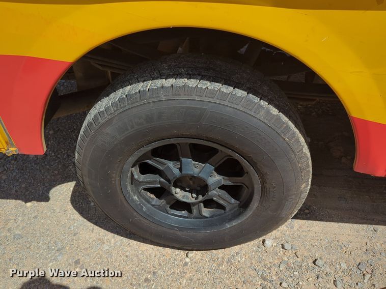 image for item NZ9586 2015 Ford F350 Super Duty utility bed pickup truck