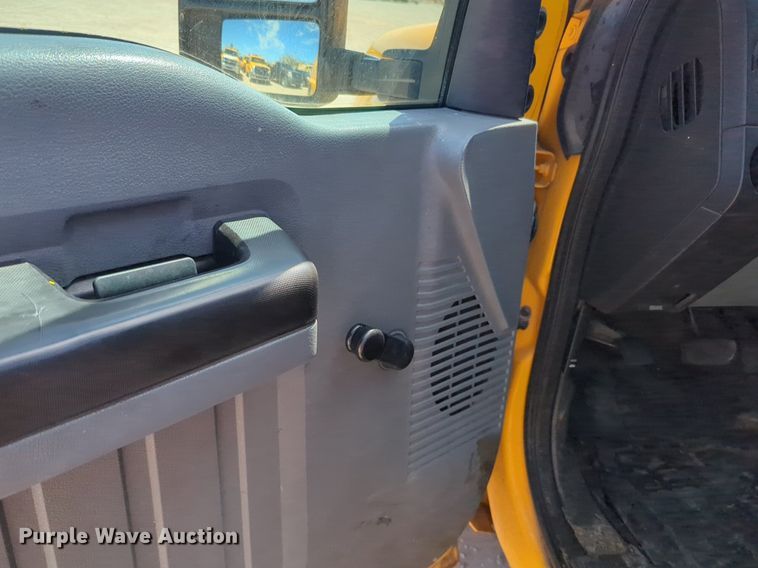 image for item NZ9587 2014 Ford F350 Super Duty utility bed pickup truck