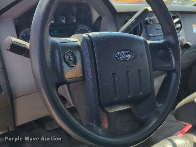 image for item NZ9587 2014 Ford F350 Super Duty utility bed pickup truck