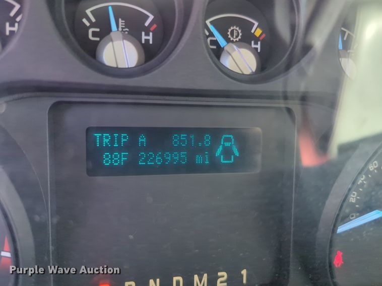 image for item NZ9587 2014 Ford F350 Super Duty utility bed pickup truck