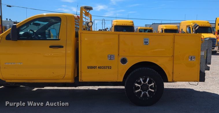 image for item NZ9588 2015 Chevrolet Silverado 3500HD utility bed pickup truck