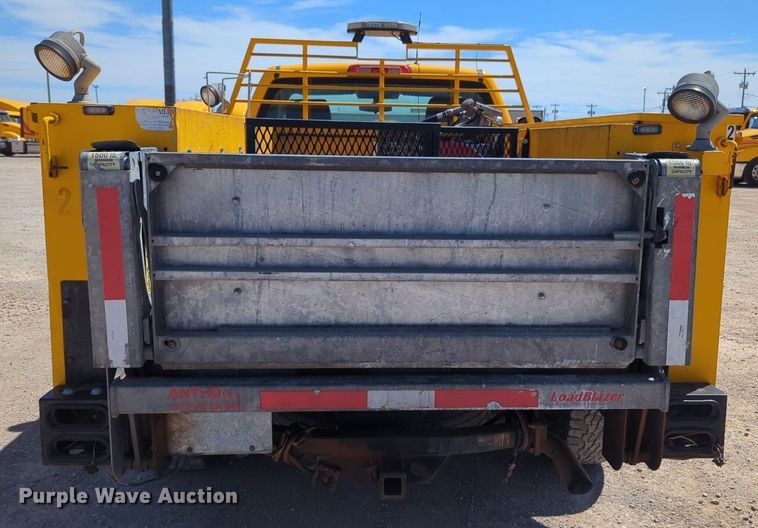 image for item NZ9588 2015 Chevrolet Silverado 3500HD utility bed pickup truck