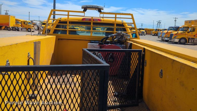 image for item NZ9588 2015 Chevrolet Silverado 3500HD utility bed pickup truck