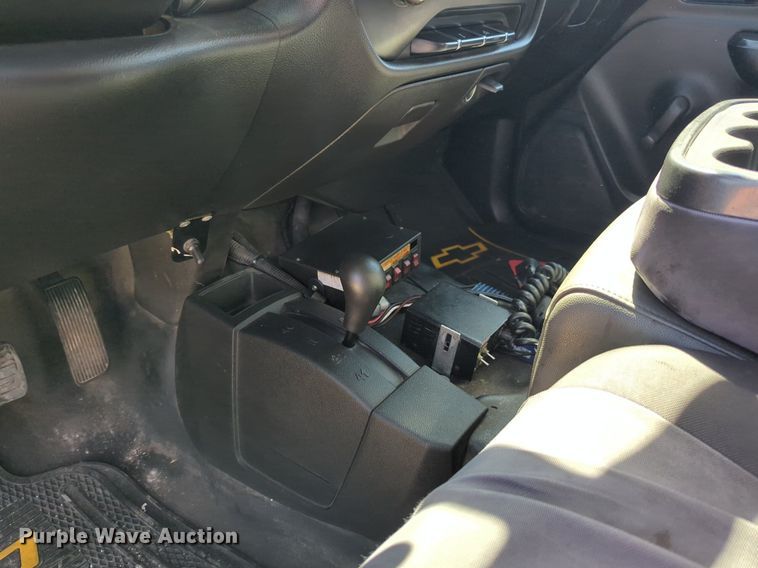 image for item NZ9588 2015 Chevrolet Silverado 3500HD utility bed pickup truck