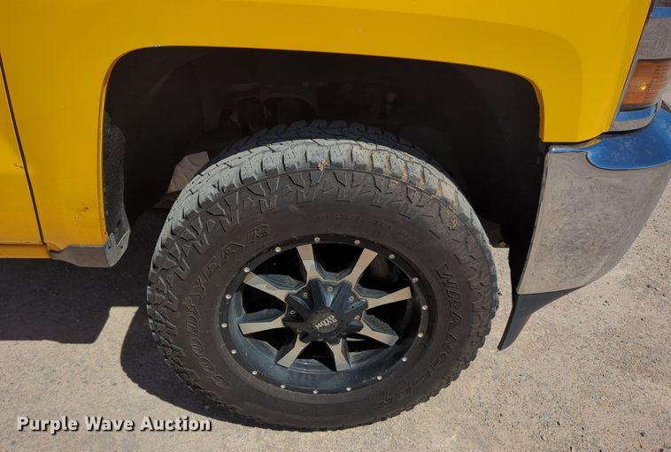 image for item NZ9588 2015 Chevrolet Silverado 3500HD utility bed pickup truck