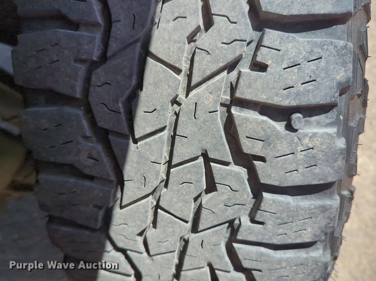 image for item NZ9588 2015 Chevrolet Silverado 3500HD utility bed pickup truck