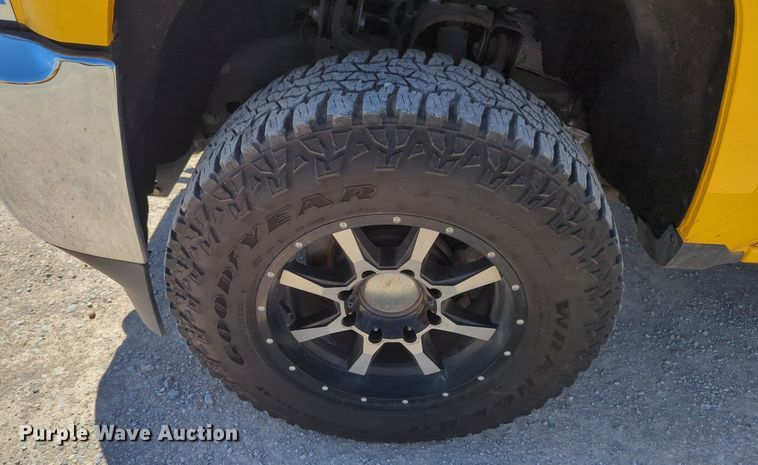 image for item NZ9588 2015 Chevrolet Silverado 3500HD utility bed pickup truck