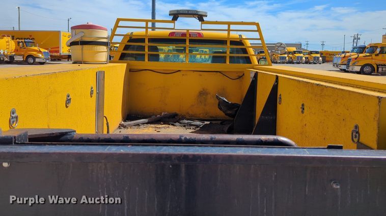 image for item NZ9593 2015 Chevrolet Silverado 3500HD utility bed pickup truck