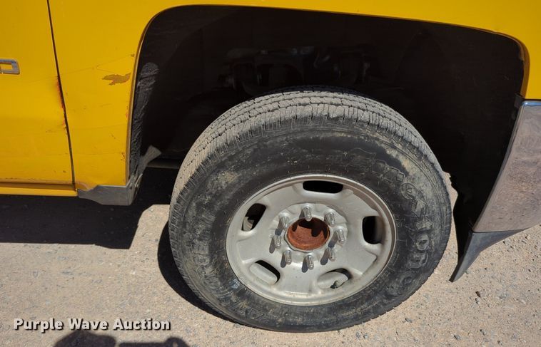 image for item NZ9593 2015 Chevrolet Silverado 3500HD utility bed pickup truck