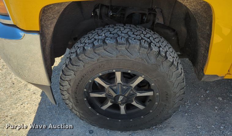 image for item NZ9594 2018 Chevrolet Silverado 3500HD utility bed pickup truck