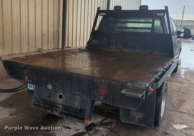 image for item NZ9636 2003 Ford F550 Crew Cab flatbed truck
