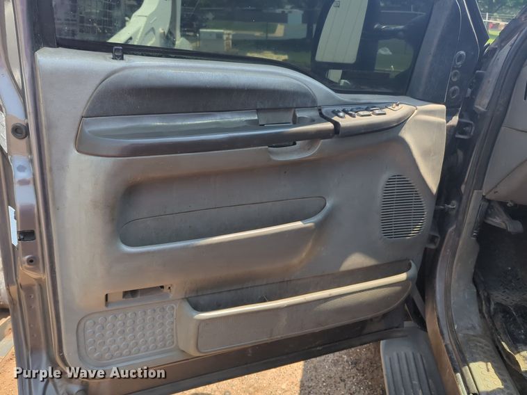 image for item NZ9636 2003 Ford F550 Crew Cab flatbed truck