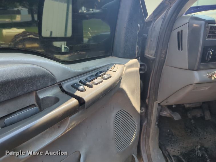 image for item NZ9636 2003 Ford F550 Crew Cab flatbed truck