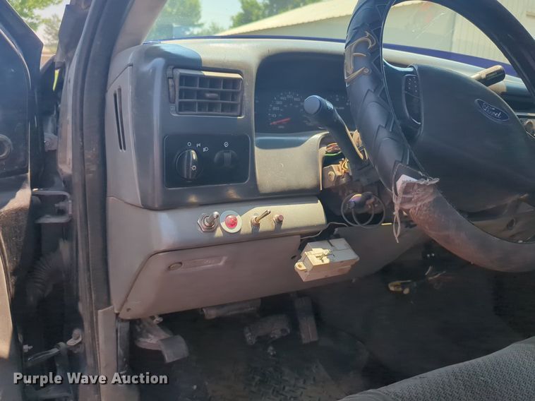 image for item NZ9636 2003 Ford F550 Crew Cab flatbed truck