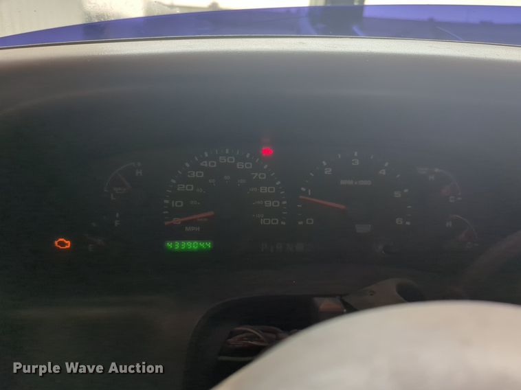 image for item NZ9636 2003 Ford F550 Crew Cab flatbed truck