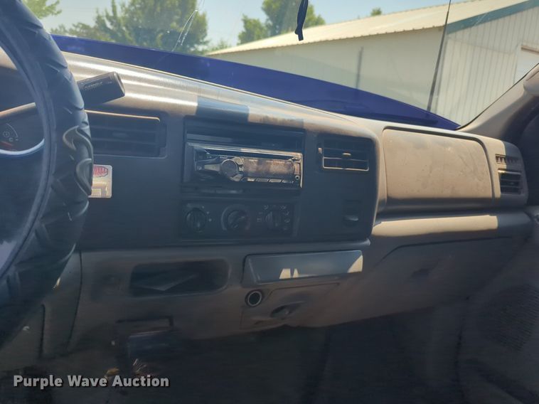 image for item NZ9636 2003 Ford F550 Crew Cab flatbed truck