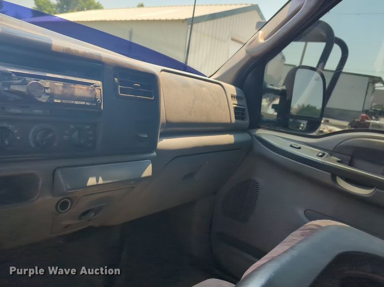 image for item NZ9636 2003 Ford F550 Crew Cab flatbed truck