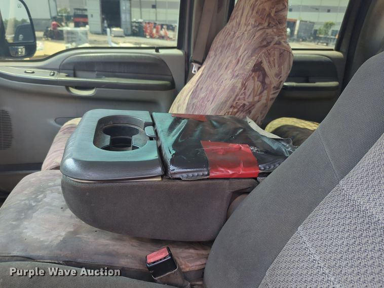 image for item NZ9636 2003 Ford F550 Crew Cab flatbed truck