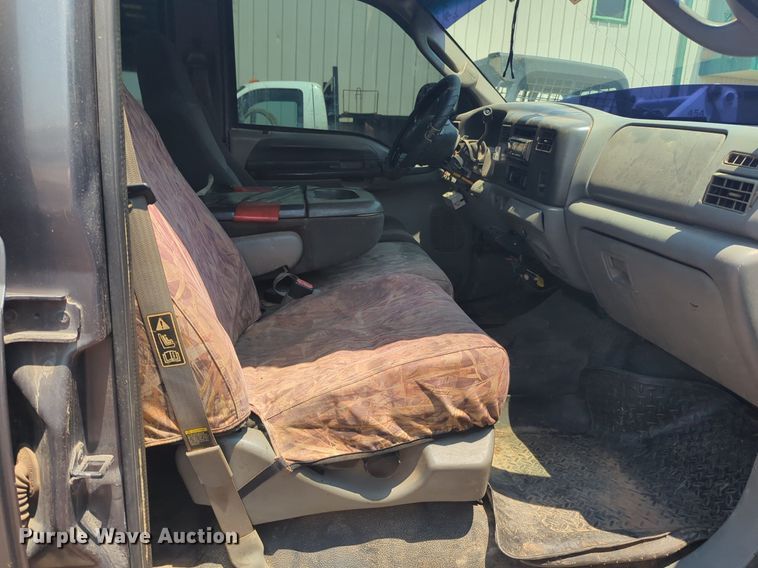 image for item NZ9636 2003 Ford F550 Crew Cab flatbed truck