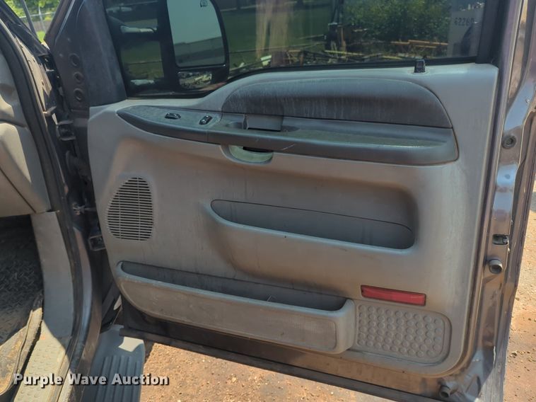 image for item NZ9636 2003 Ford F550 Crew Cab flatbed truck