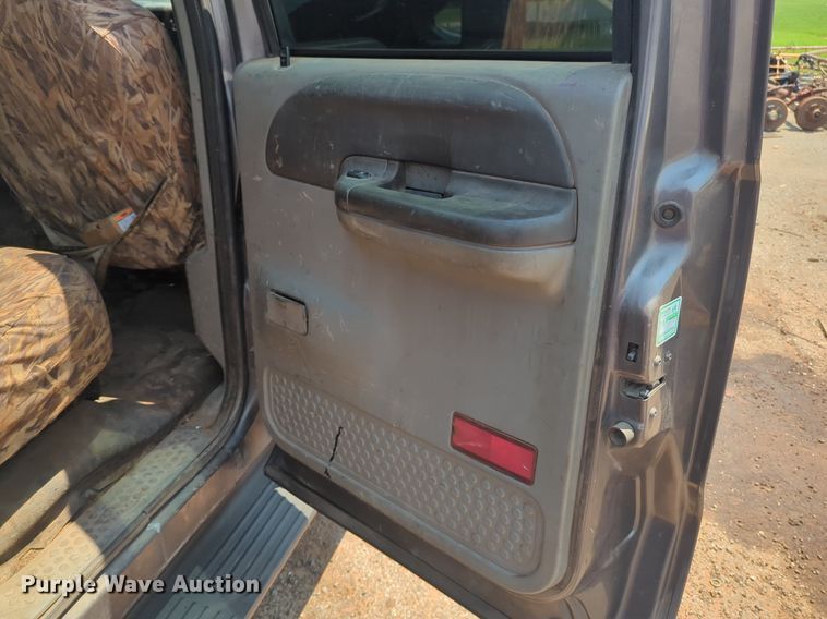 image for item NZ9636 2003 Ford F550 Crew Cab flatbed truck