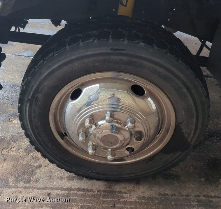 image for item NZ9636 2003 Ford F550 Crew Cab flatbed truck