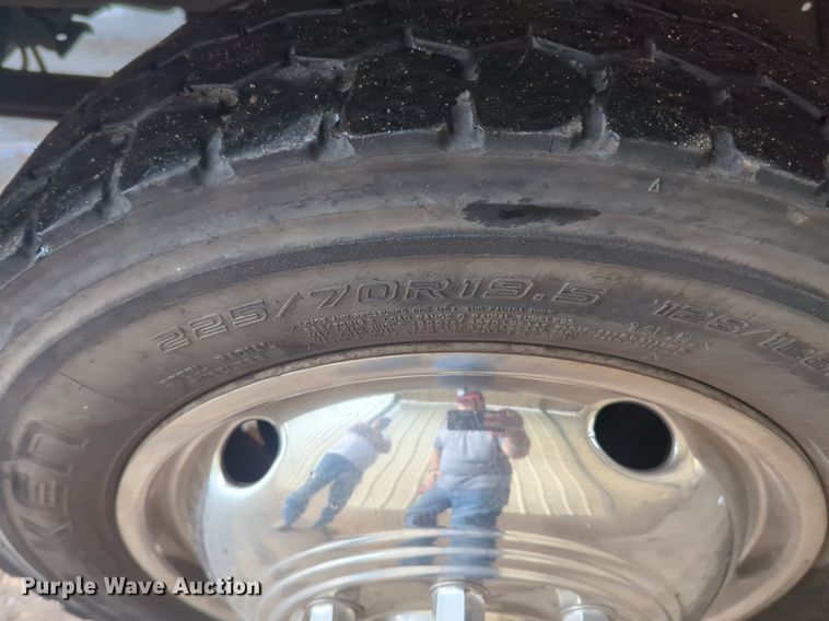 image for item NZ9636 2003 Ford F550 Crew Cab flatbed truck