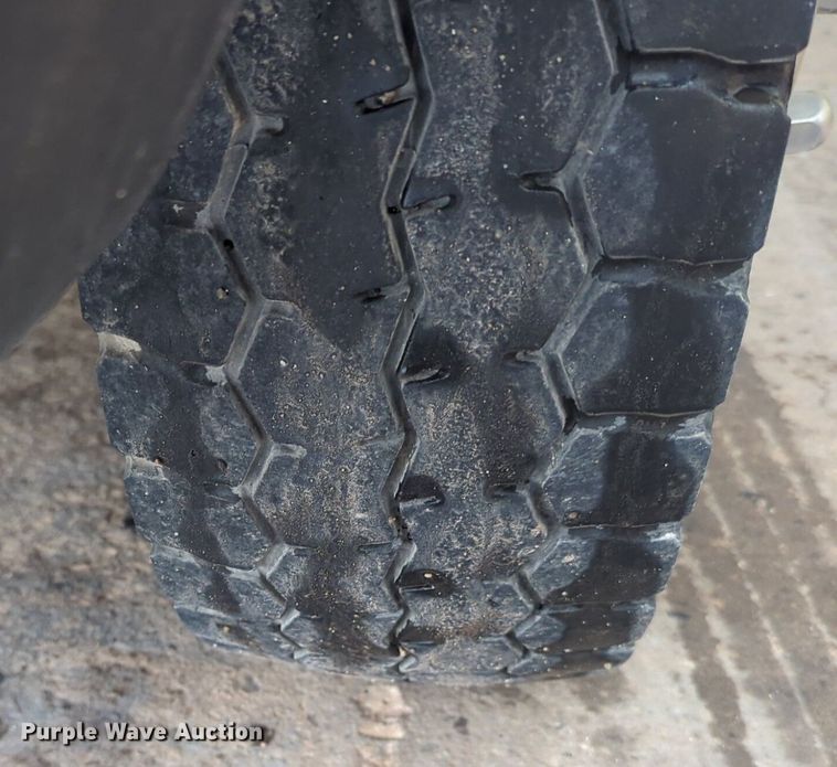 image for item NZ9636 2003 Ford F550 Crew Cab flatbed truck