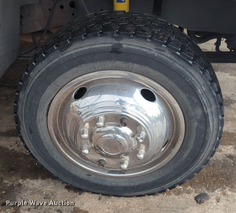 image for item NZ9636 2003 Ford F550 Crew Cab flatbed truck