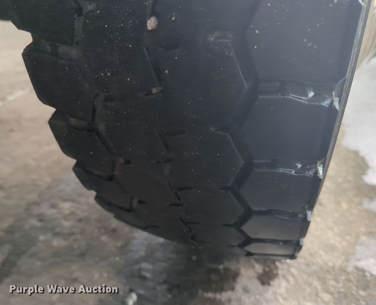 image for item NZ9636 2003 Ford F550 Crew Cab flatbed truck