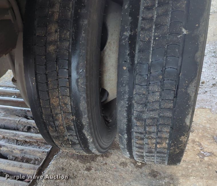 image for item NZ9636 2003 Ford F550 Crew Cab flatbed truck