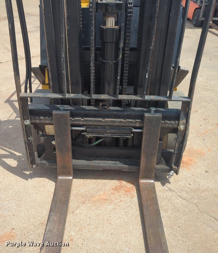 image for item NZ9653 Yale GLC050TENUAQ083.5 forklift