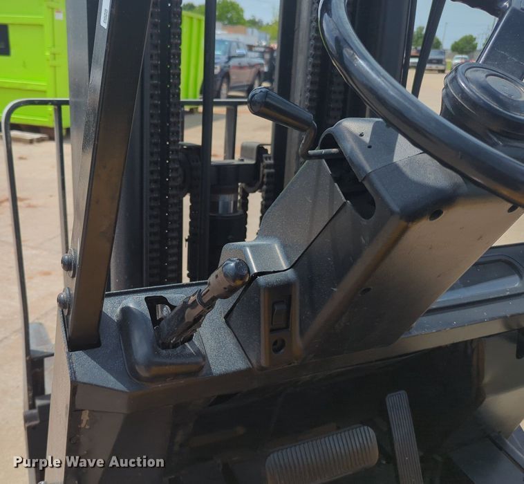 image for item NZ9653 Yale GLC050TENUAQ083.5 forklift