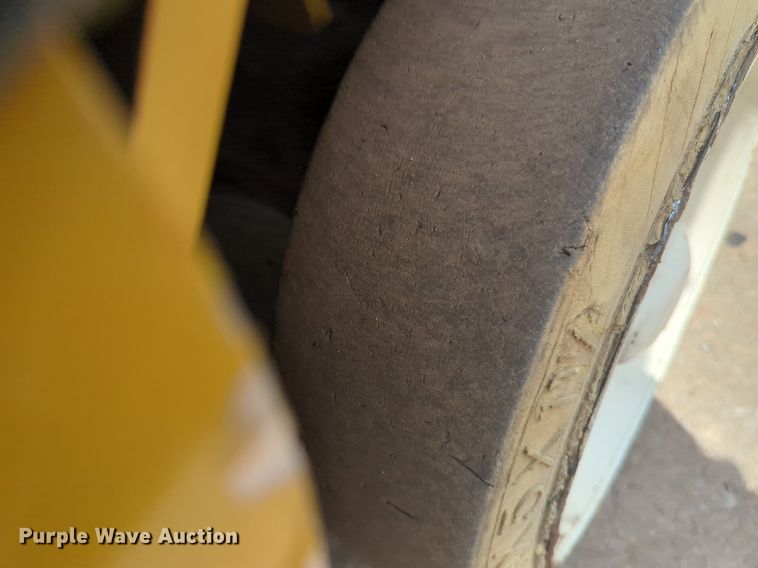 image for item NZ9653 Yale GLC050TENUAQ083.5 forklift