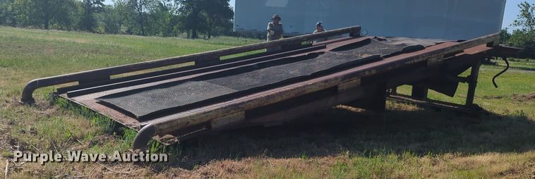 image for item NZ9697 Metal loading dock