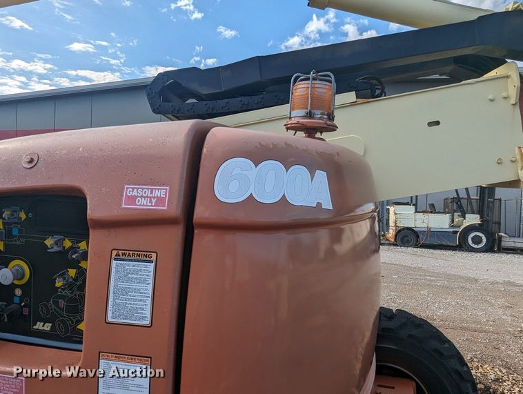 image for item NZ9711 2002 JLG 600A boom lift