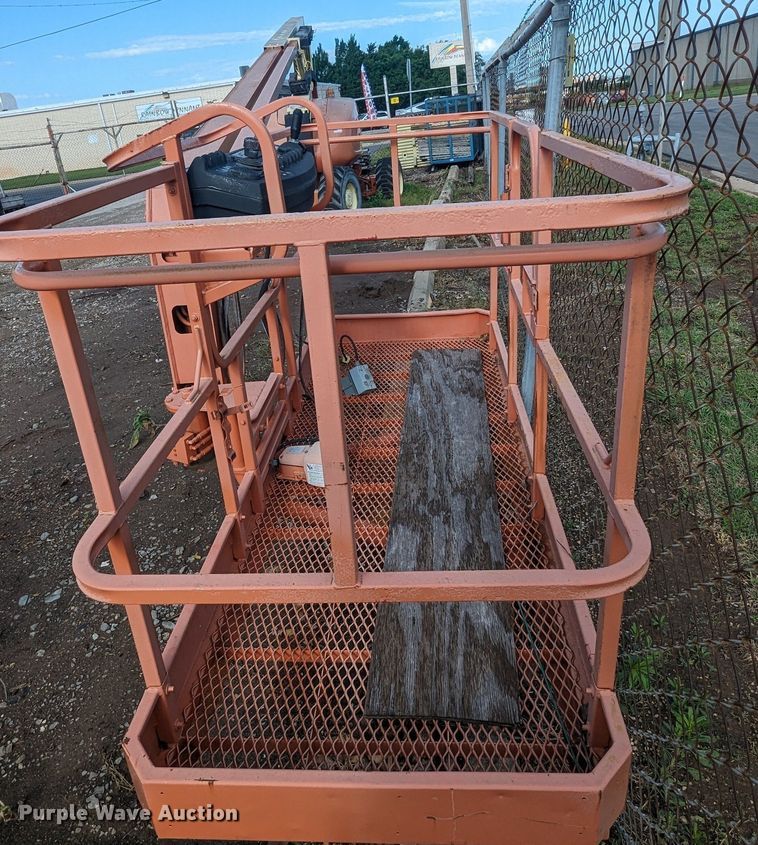 image for item NZ9711 2002 JLG 600A boom lift