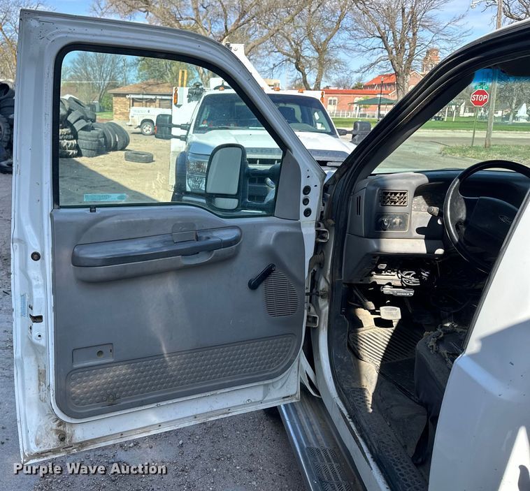 image for item OE9142 1999 Ford F450 Super Duty  utility / service truck