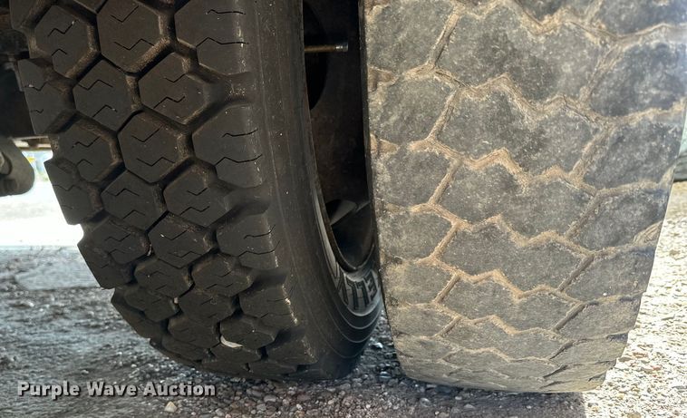 image for item OE9142 1999 Ford F450 Super Duty  utility / service truck