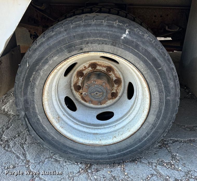 image for item OE9142 1999 Ford F450 Super Duty  utility / service truck