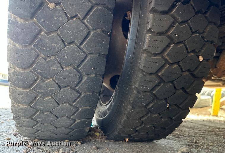 image for item OE9142 1999 Ford F450 Super Duty  utility / service truck