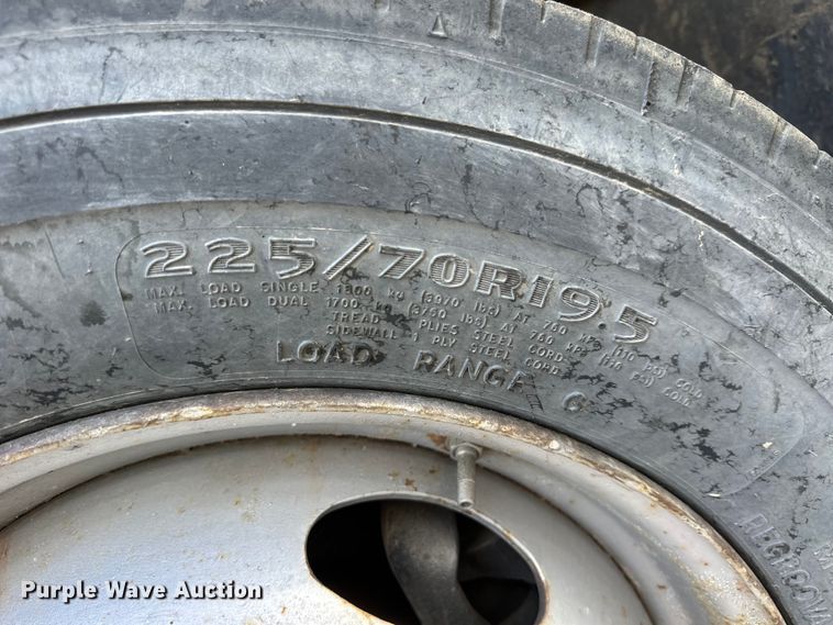 image for item OE9142 1999 Ford F450 Super Duty  utility / service truck