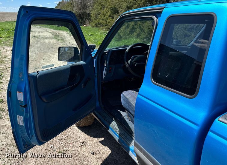 image for item OE9160 1993 Ford Ranger XLT SuperCab pickup truck