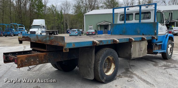 image for item OG9903 2001 Freightliner  FL70 flatbed truck