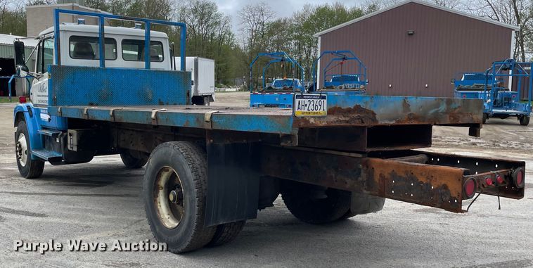 image for item OG9903 2001 Freightliner  FL70 flatbed truck