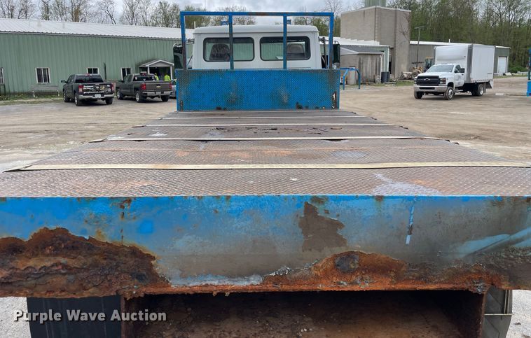 image for item OG9903 2001 Freightliner  FL70 flatbed truck